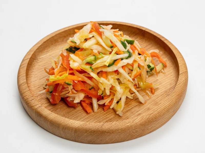 Салат из капусты с овощами 