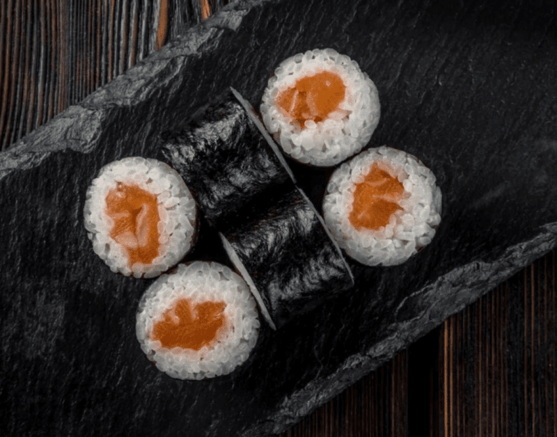 Ролл маки с лососем