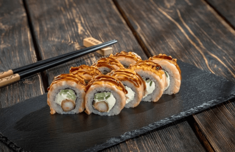 Ролл с лососем и креветка темпура