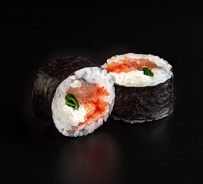 РОЛЛ С ЛОСОСЕМ И ИКРОЙ МАСАГО