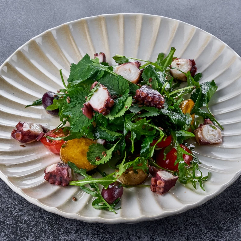 Салат с осьминогом и оливками