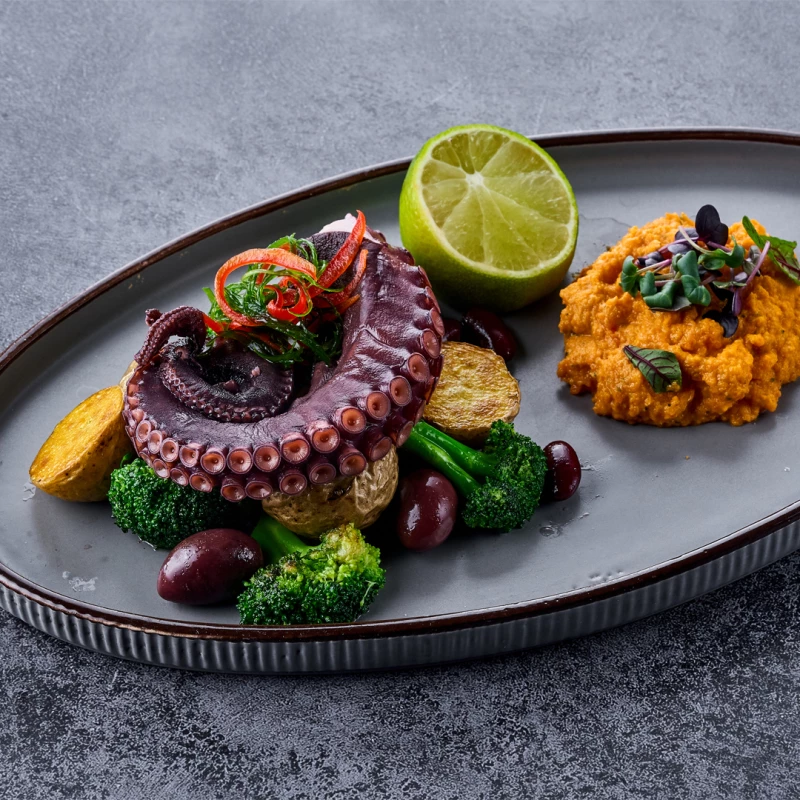 Осьминог с картофелем и хумусом из морковьи