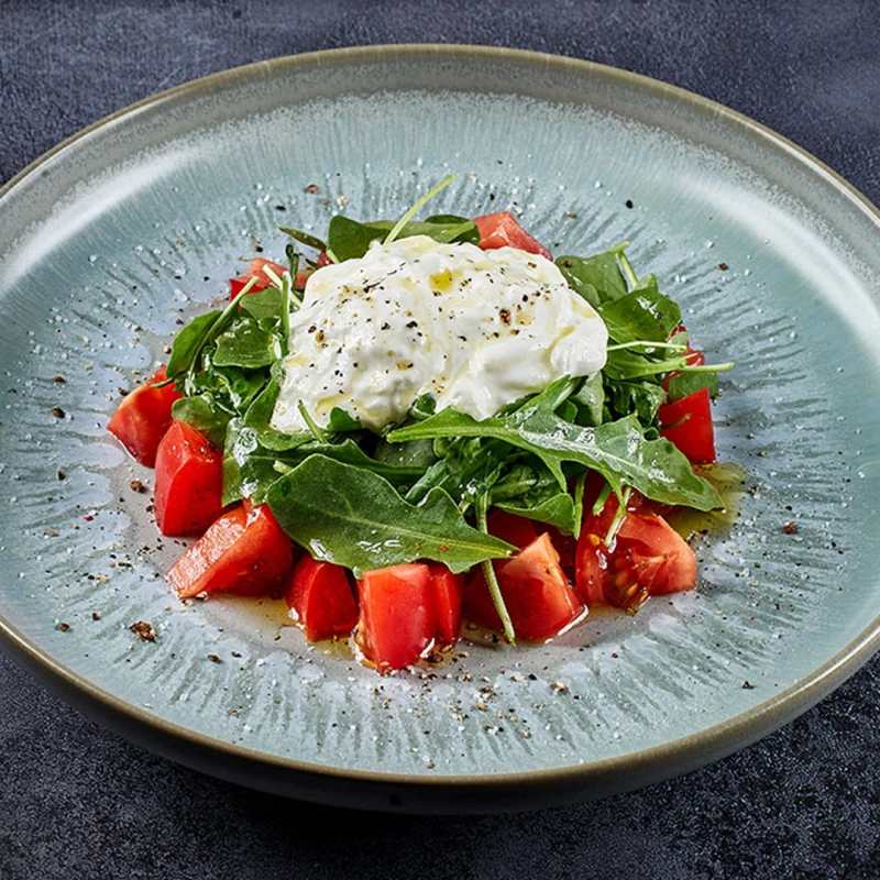 Салат со Страчателлой, руколлой и помидорами