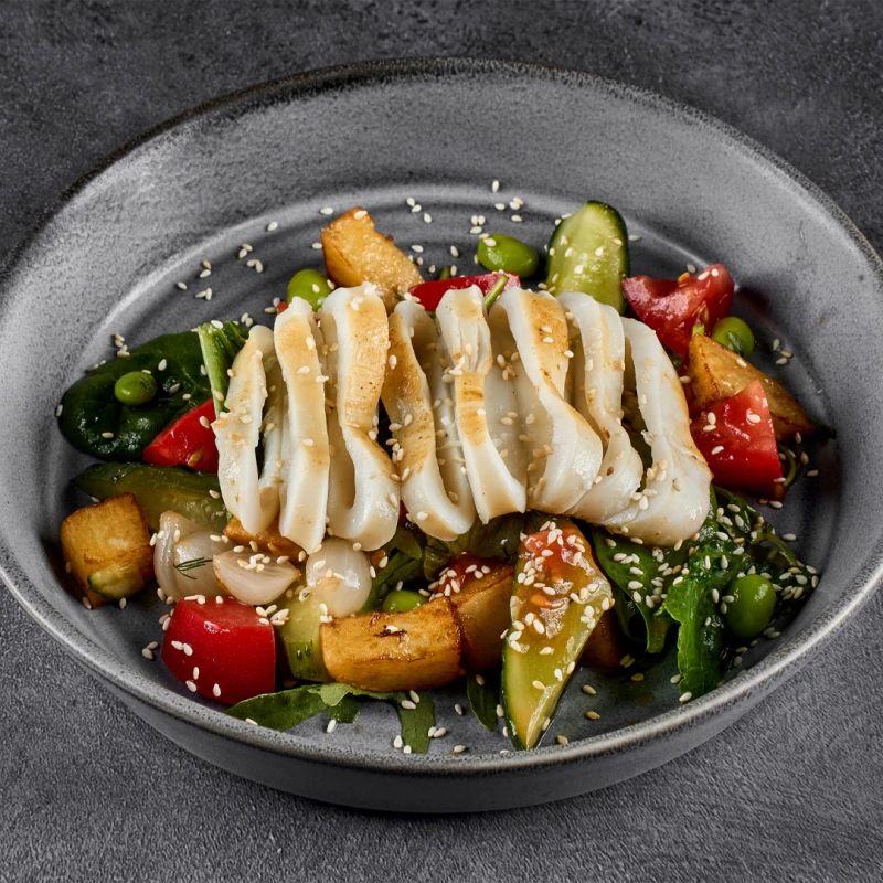 Салат с кальмаром и маринованными огурцами