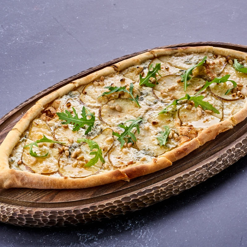 Пиде с грушей и горгондзолой