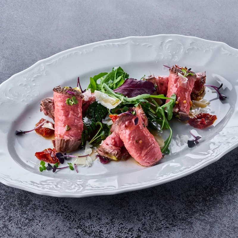 Рулеты из ростбифа с печеным цукини и вяленными томатами