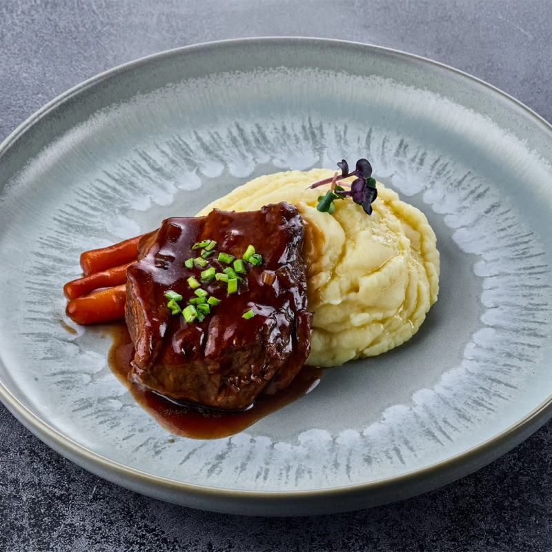 Томленая говядина в соусе деми гласс с картофельным пюре