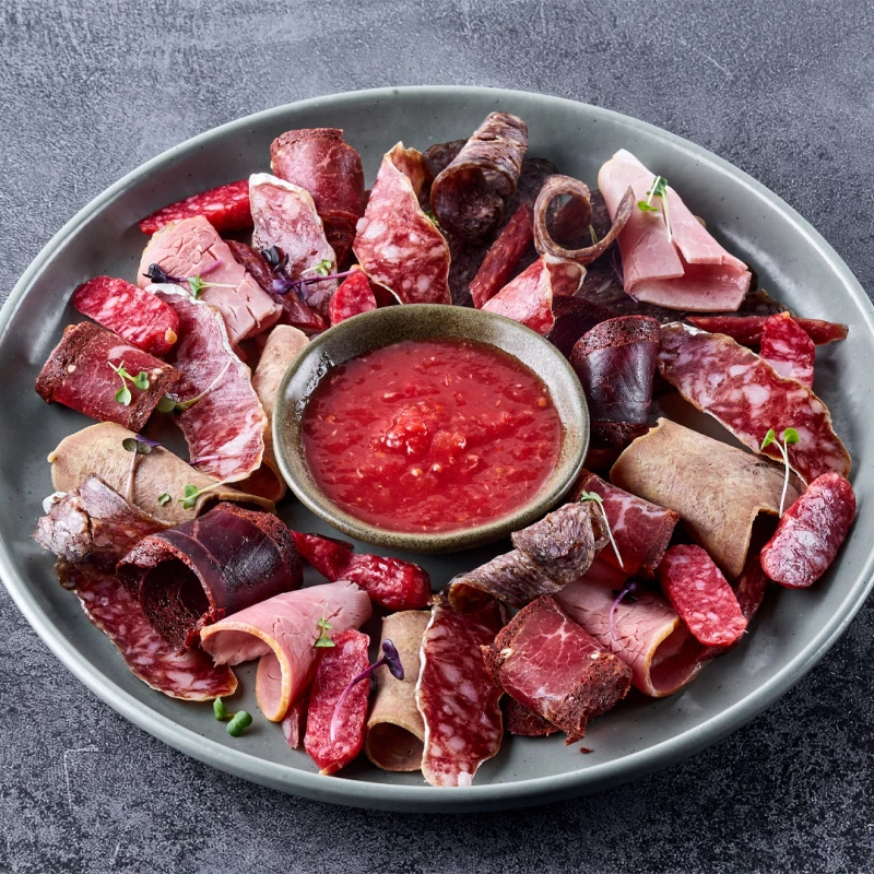 Ассорти из мясных деликатесов