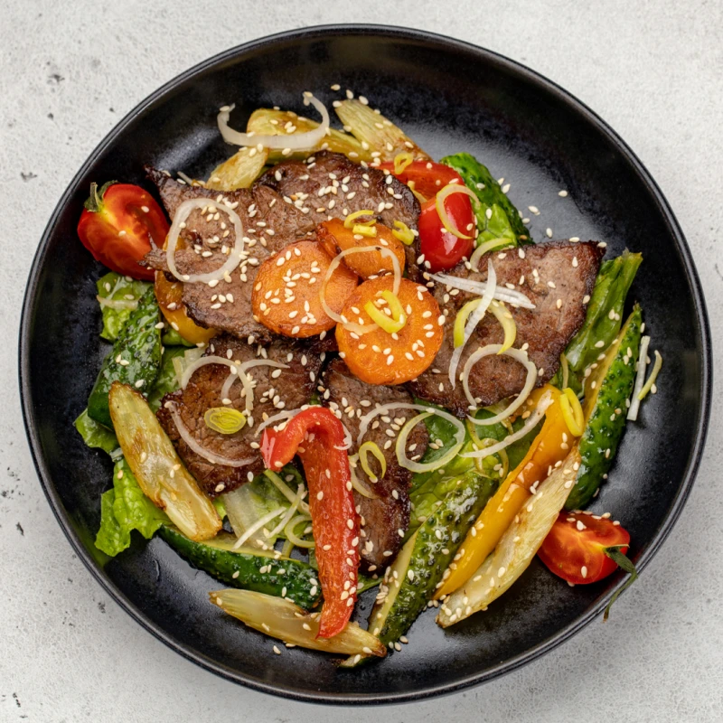 Шеф-салат с овощами и говядиной