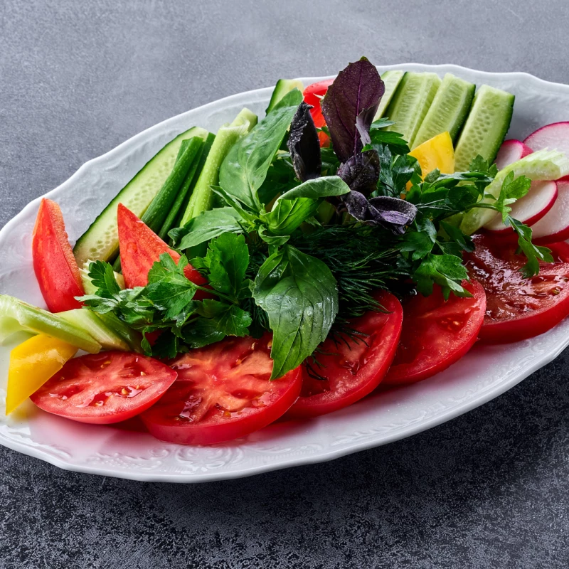 Ассорти из свежих овощей и зелени