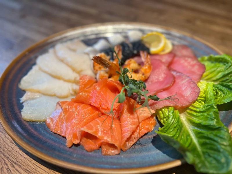 Тарелочка с рыбными деликатесами