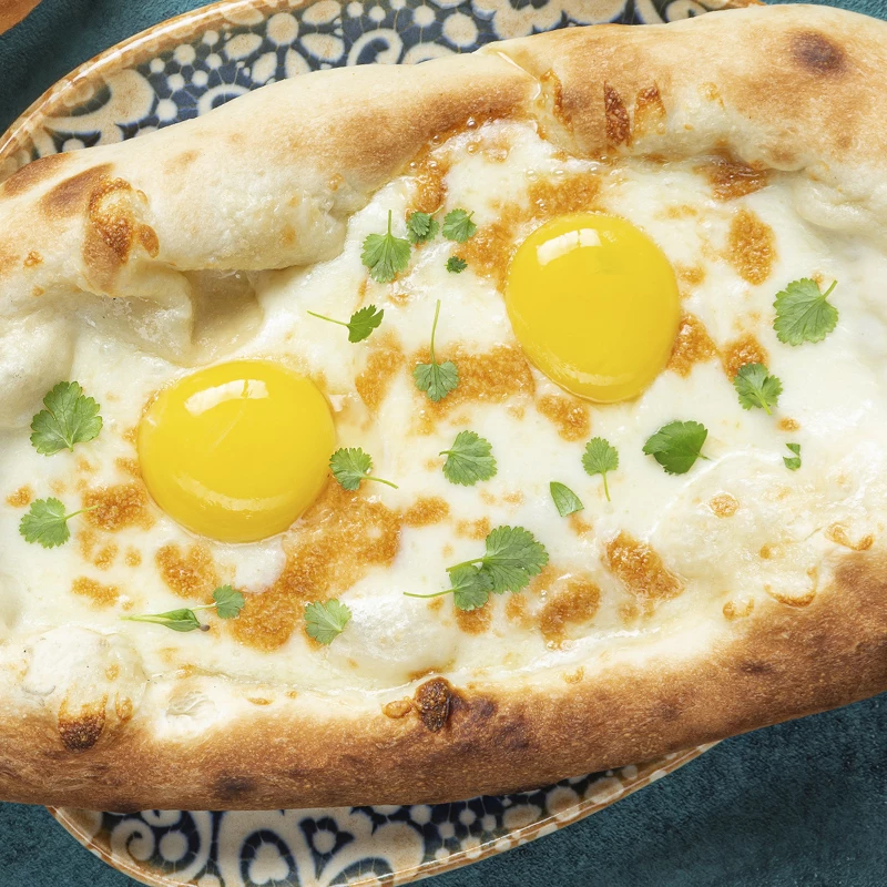 Пиде с сыром и яйцом
