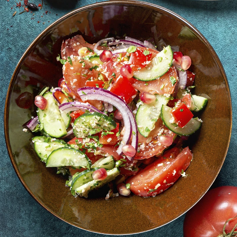 Салат из свежих овощей с грецким орехом