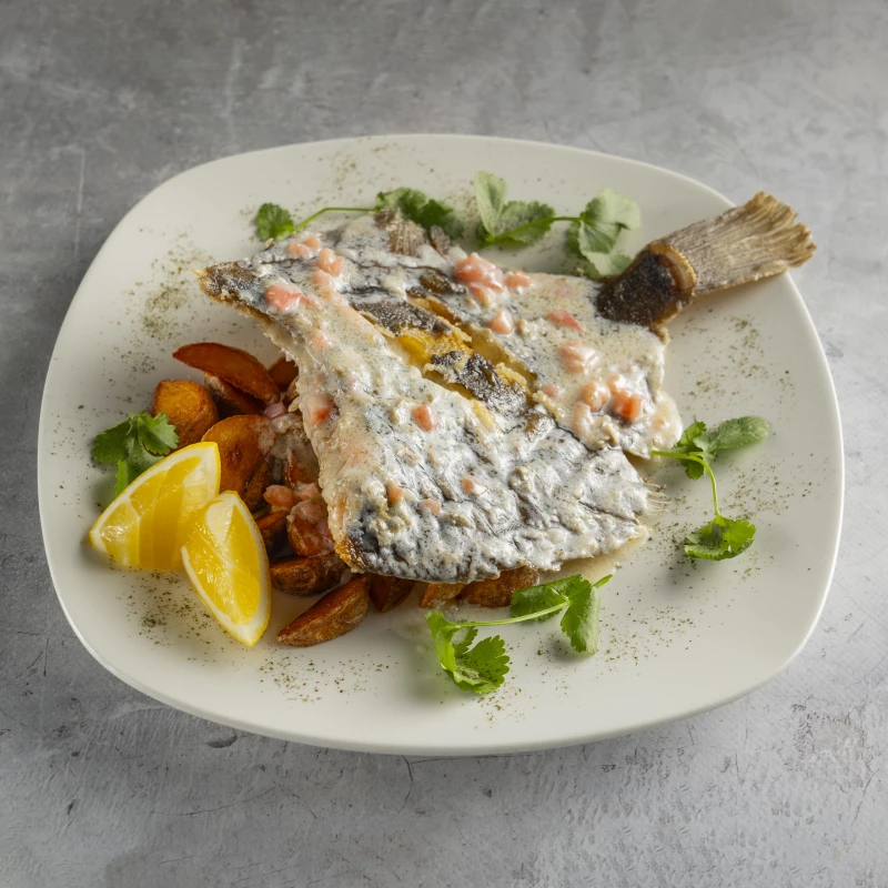 Камбала с картофелем и сливочным соусом
