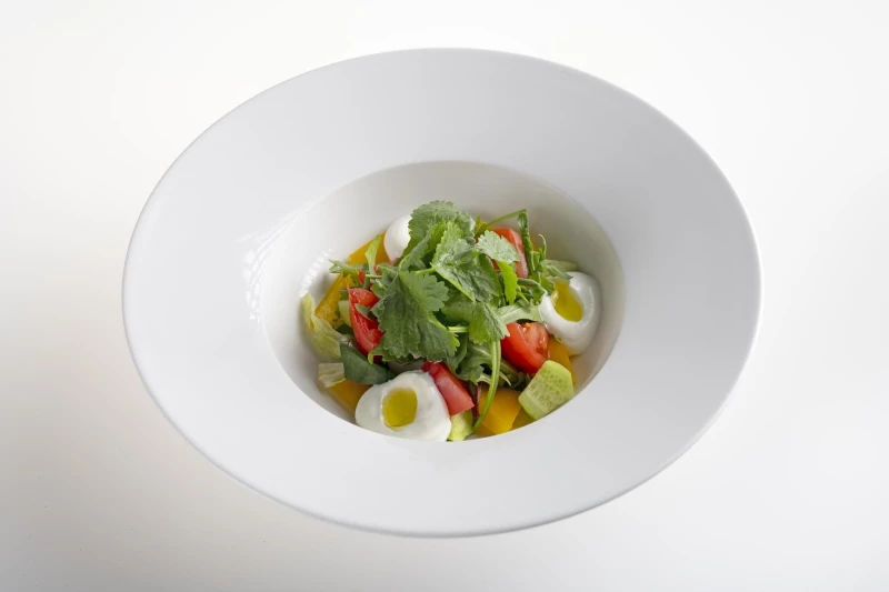 Овощной салат с сырным муссом