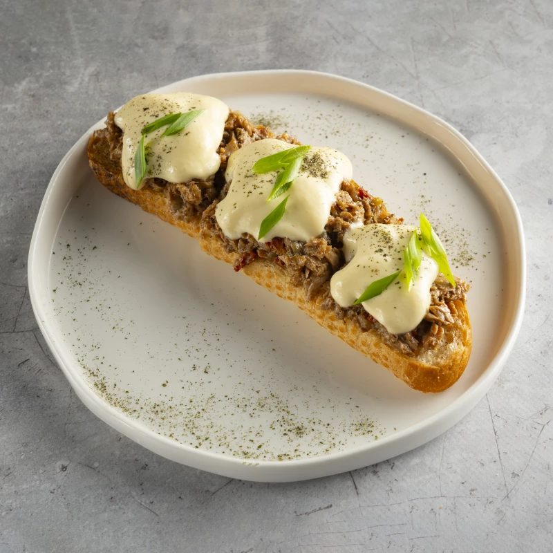 Риет из тунца на чиабатте с соусом голландез