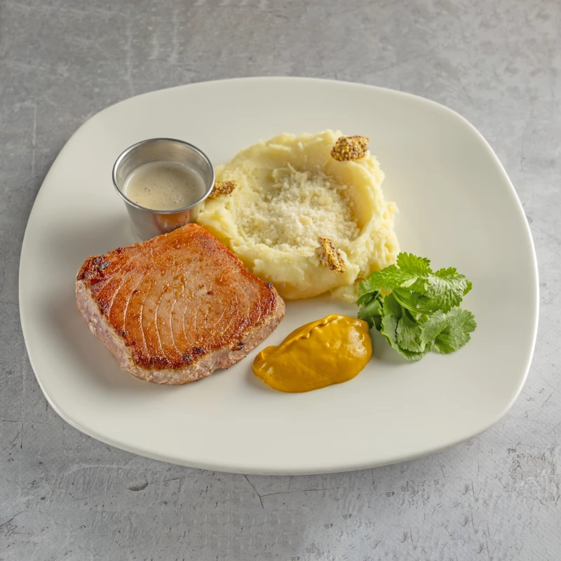 Стейк из тунца с пюре с перечным соусом