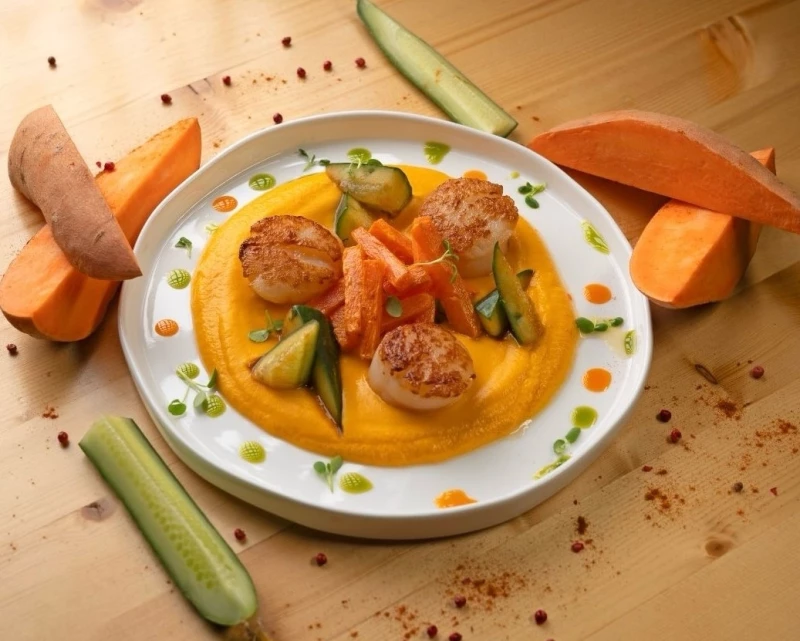 Гребешок с бататом и огурцами кимчи