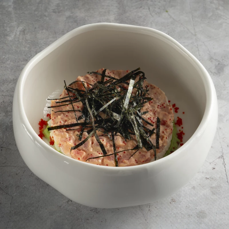 Туна-тауэр трехслойная подача с рисом, свежим тунцом и гуакамоле