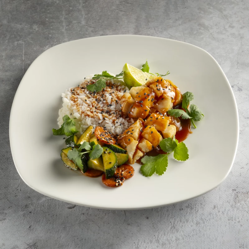 Окунь в кисло-сладком соусе с рисом и овощами кимчи