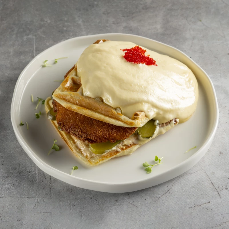 Фиштекс с картофельной вафлей и соусом трюфельный голандес