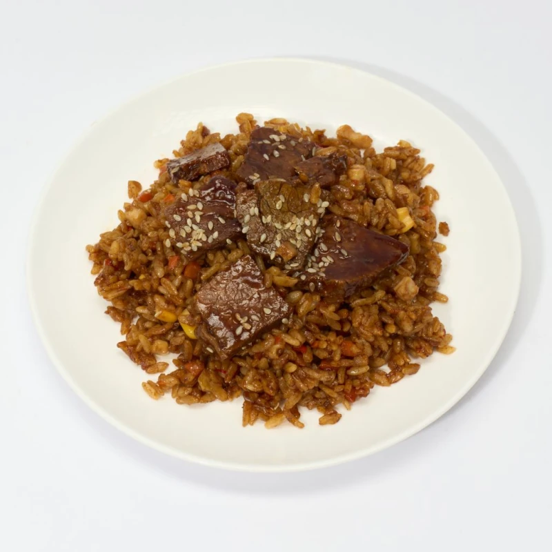 Жареный рис с говядиной по-тайски.