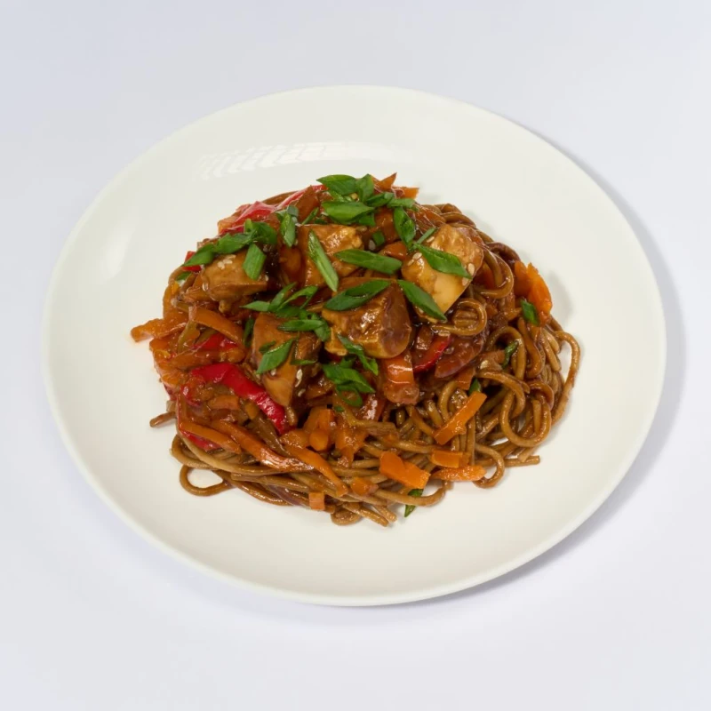 Соба с куриным филе и овощами