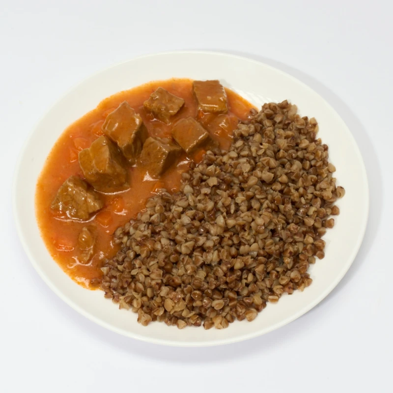 Гуляш из говядины с гречкой