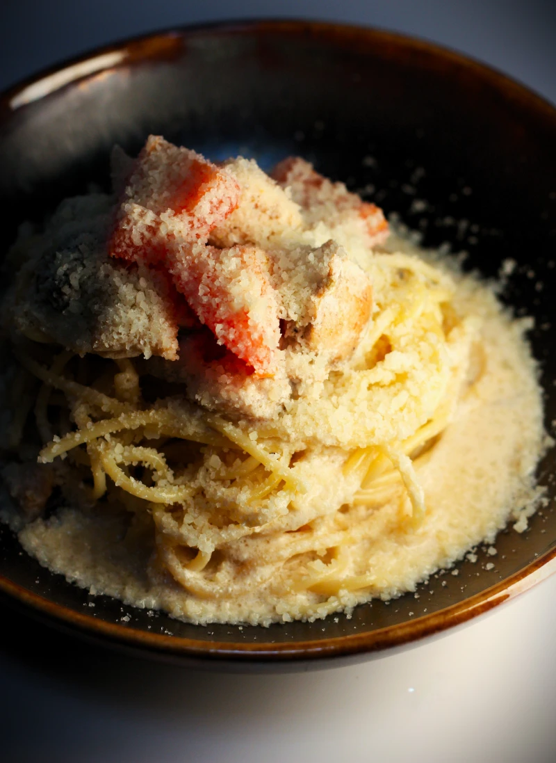 Спагетти с курицей и грибами в сливочном соусе