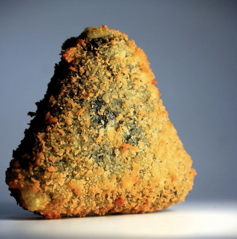 Горячий Онигири с водрослями(Онигири Чука)