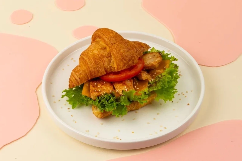 Круассан с курицей