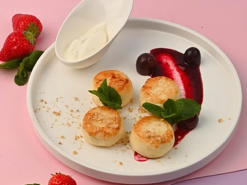 Сырники со сметаной и ягодным соусом