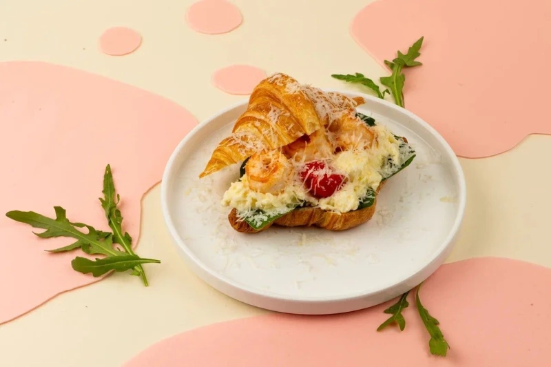 Скрембл с креветками и круассаном