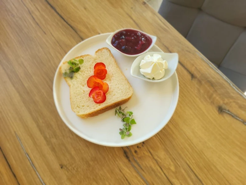Тост со взбитым сл. маслом и ягодным конфитюром