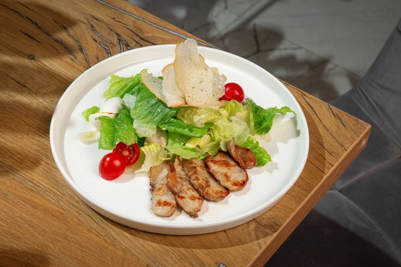 Салат Цезарь с Индейкой