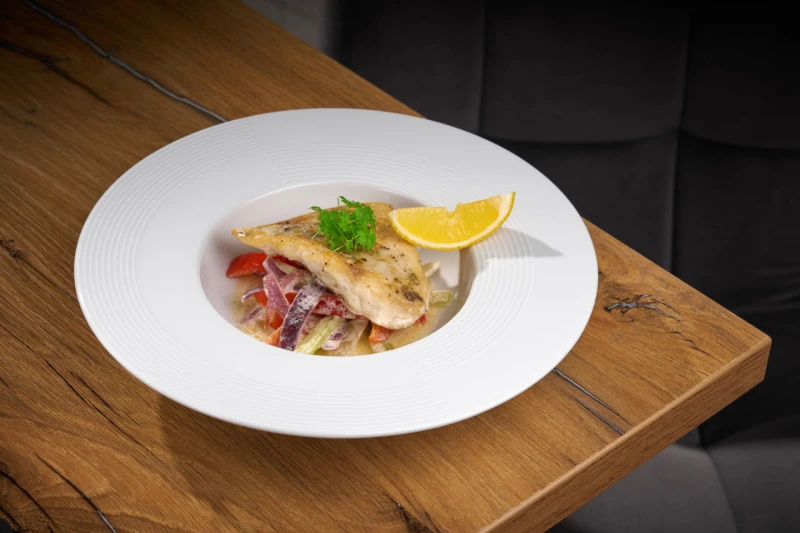 Судак с овощами