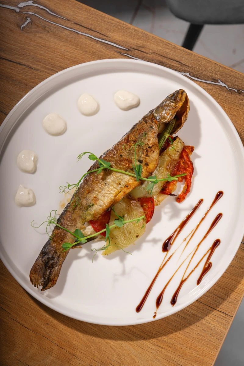 Форель радужная с овощами