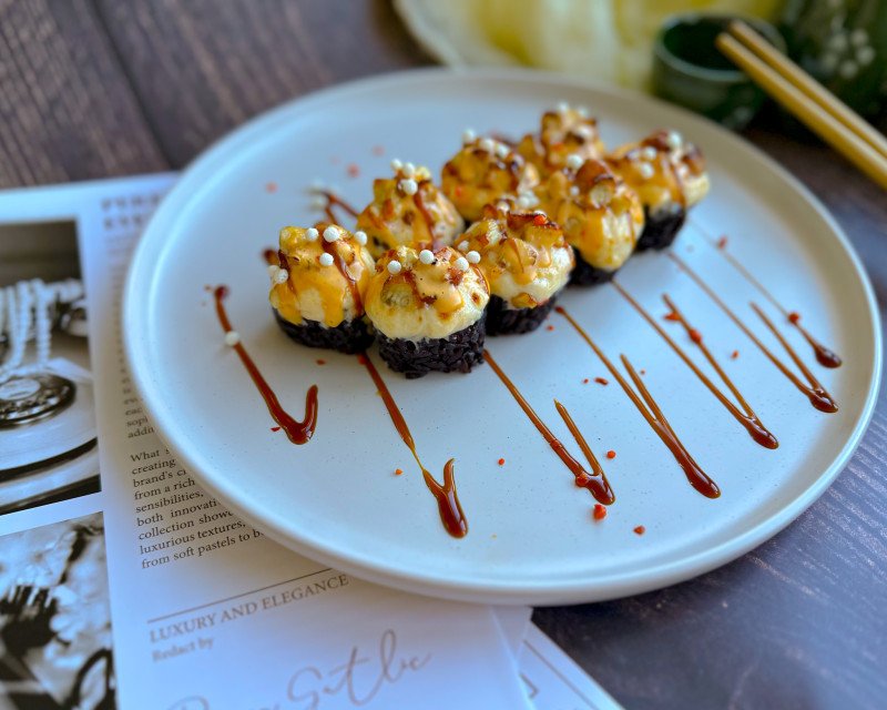 ролл Запеченный с угрем и соусом Том Ям