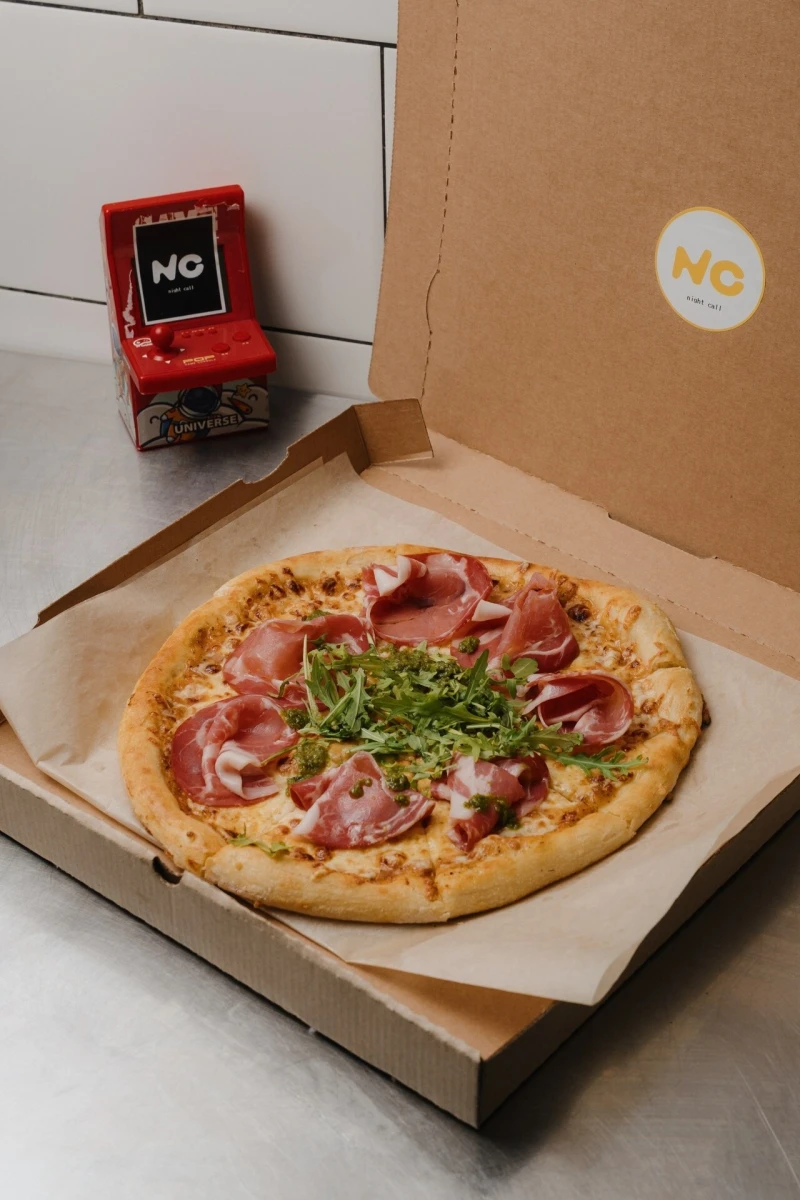 Пицца с итальянской ветчиной и руколой 