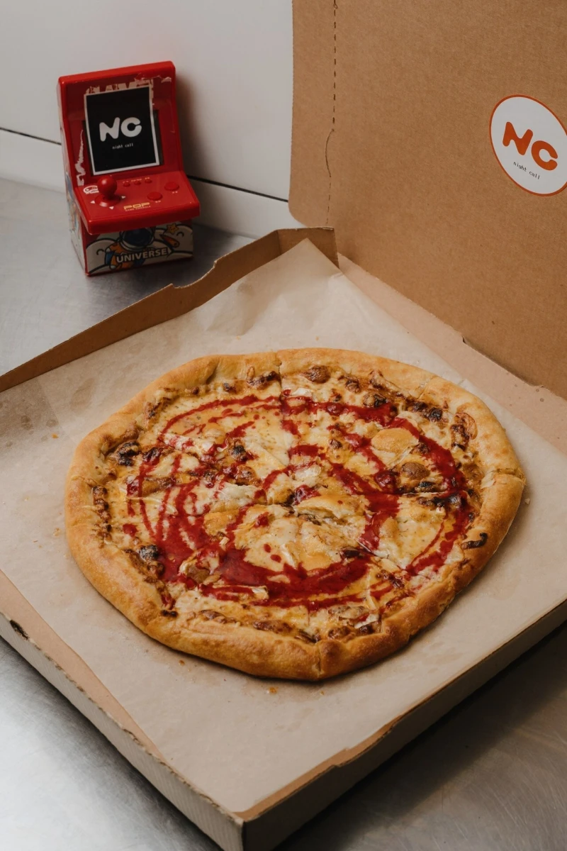 Пицца с камамбером и ягодным соусом 