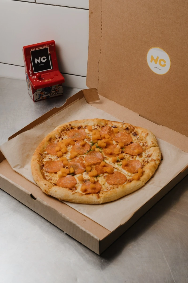 Пицца с острыми колбасками и тыквой