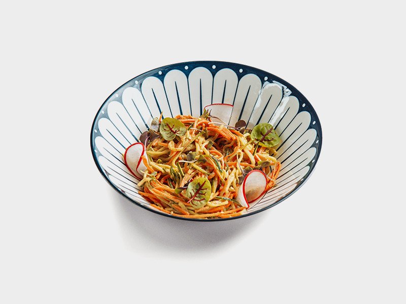 Овощной салат с соусом Ментаго