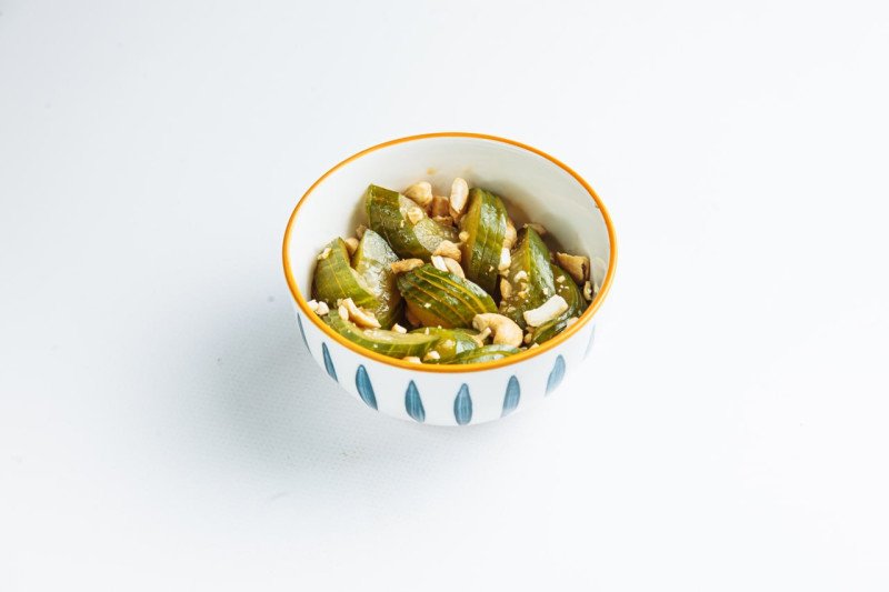 Битые огурцы с жареными орехами кешью