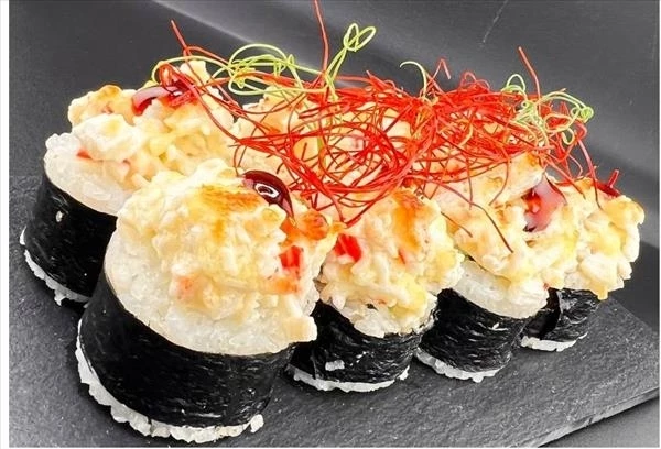 Запеченный ролл с крабом и сыром.