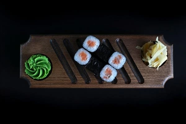 Ролл с лососем.