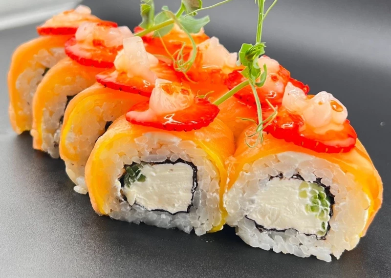 Филадельфия с клубникой и авокадо