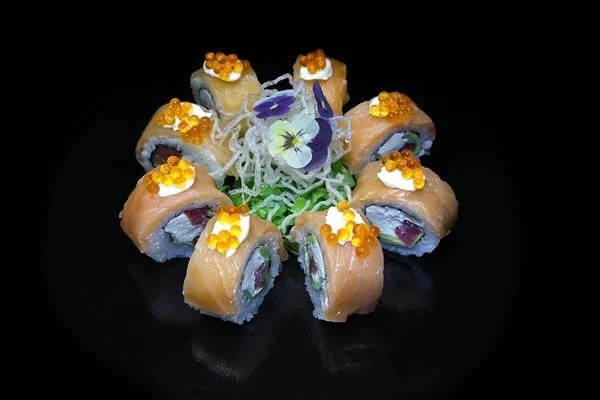 Ролл с опаленным лососем и красной икрой