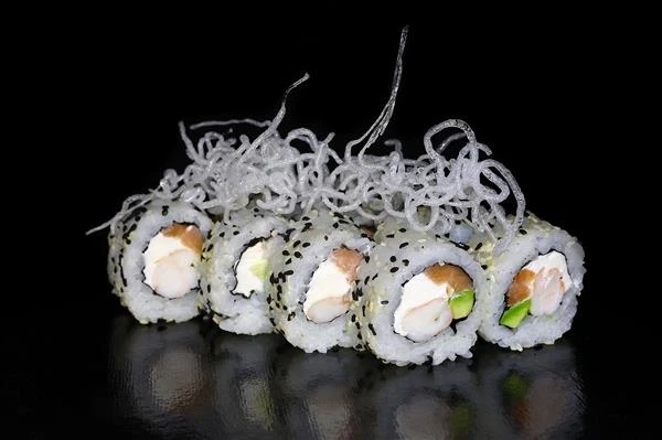 Ролл с креветкой и авакадо