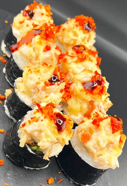 Запеченный ролл с курицей и сыром.