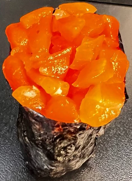 Гункан с лососем 